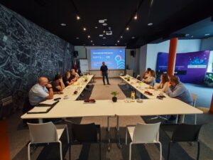Spotkanie robocze SIM KZN Ziemi Podkarpackiej w Urban Lab Rzeszów — przedstawiciele czterech gmin przy stole konferencyjnym, na ekranie prezentacja Mieszkania dla Podkarpacia